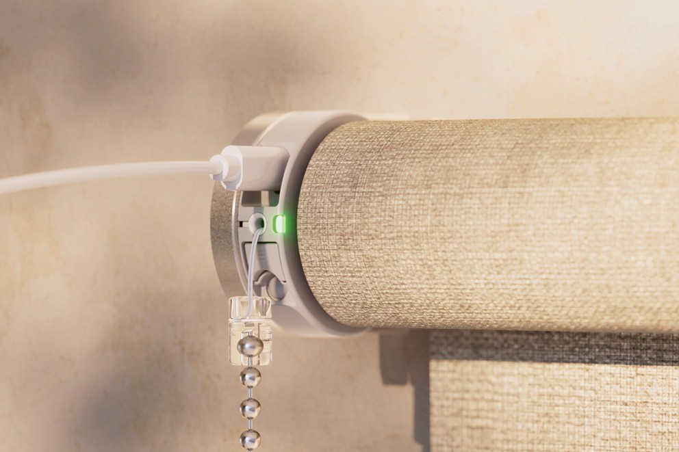 Detaljbild av rullgardin med laddkabel och kedjedrag
