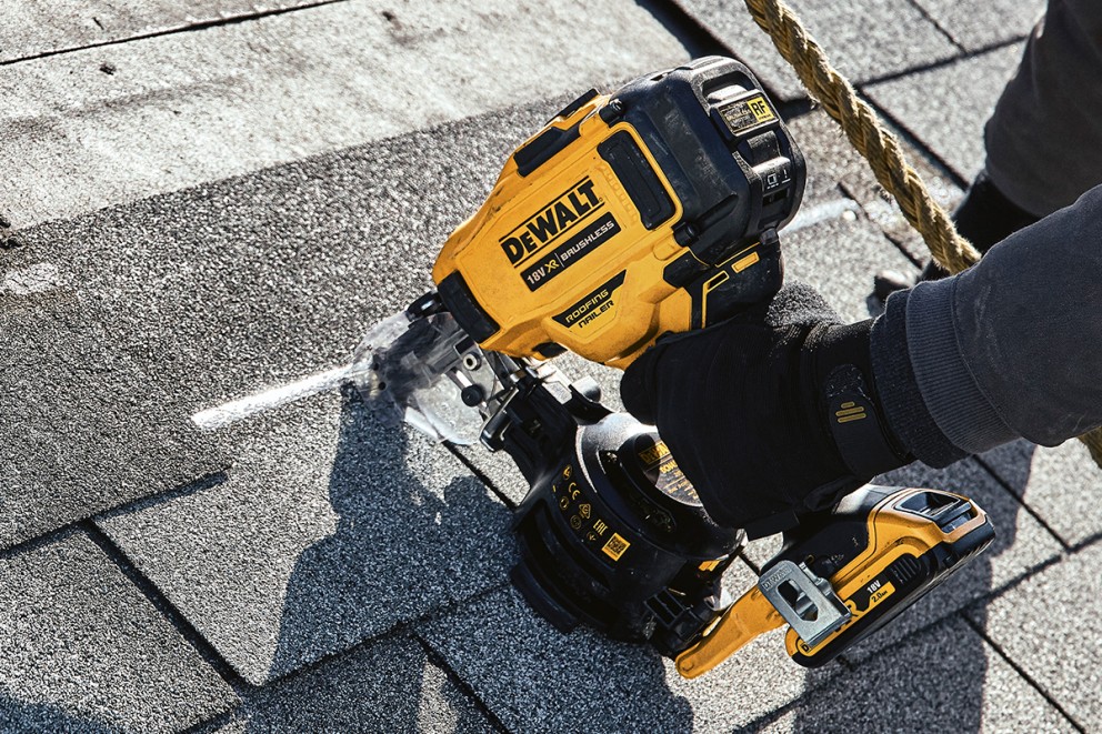DeWalt spikpistol för takpapp i bruk på ett tak