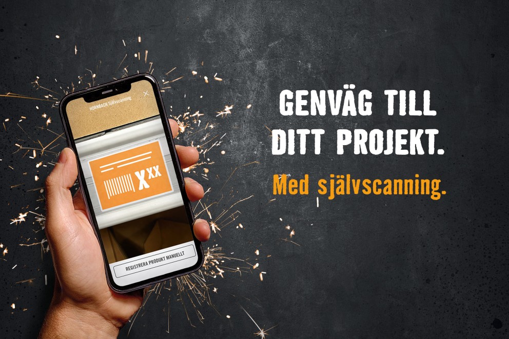 En hand håller en smartphone som använder Hornbachs skanningsapp för produktsökning.
