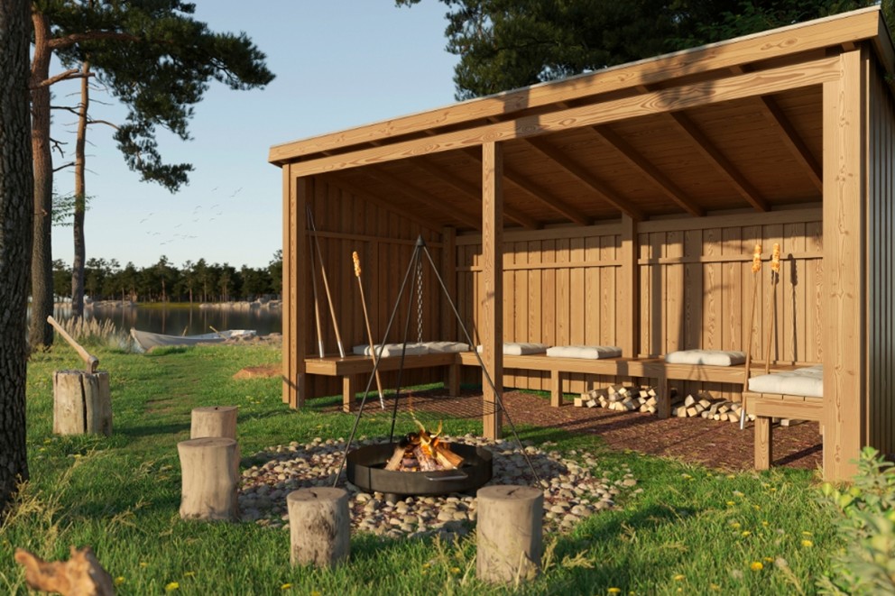 Övertäckt grillplats med eldstad, sittbänkar och vedförvaring i naturlig miljö