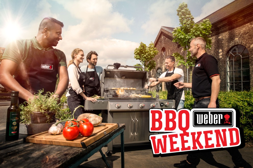 Scen med Weber grill, tillagad mat på den och en grupp människor utomhus, med texten BBQ Weekend.