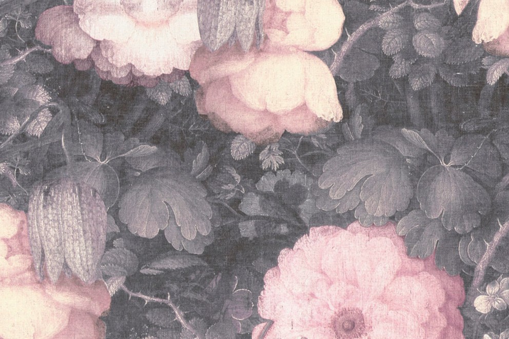 Detaljvy av ett blommigt tapetmönster med rosor och blad