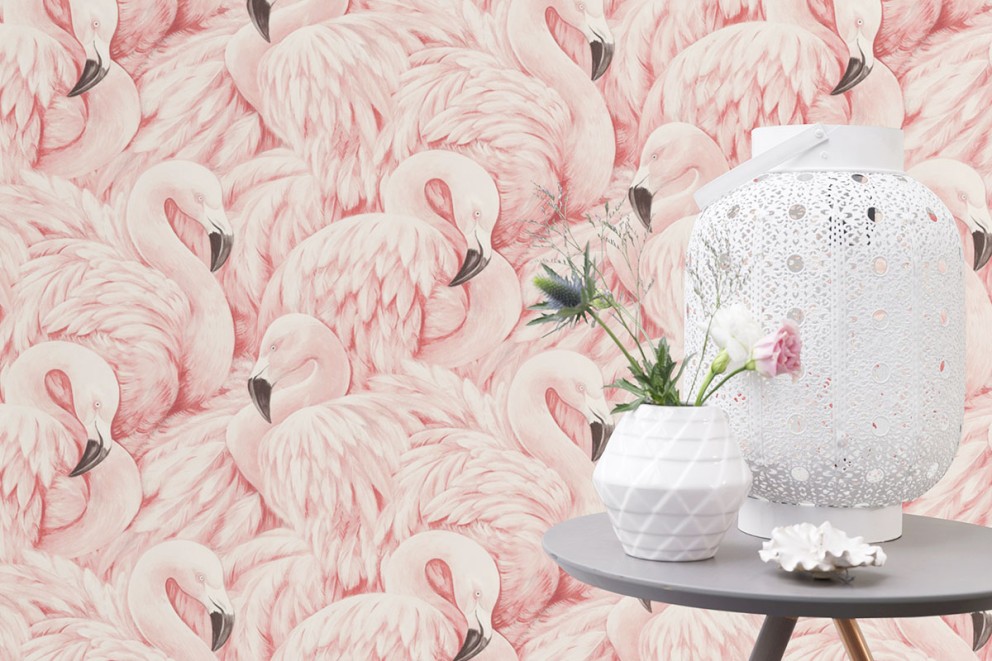 Tapet med flamingomotiv på ett bord med dekoration