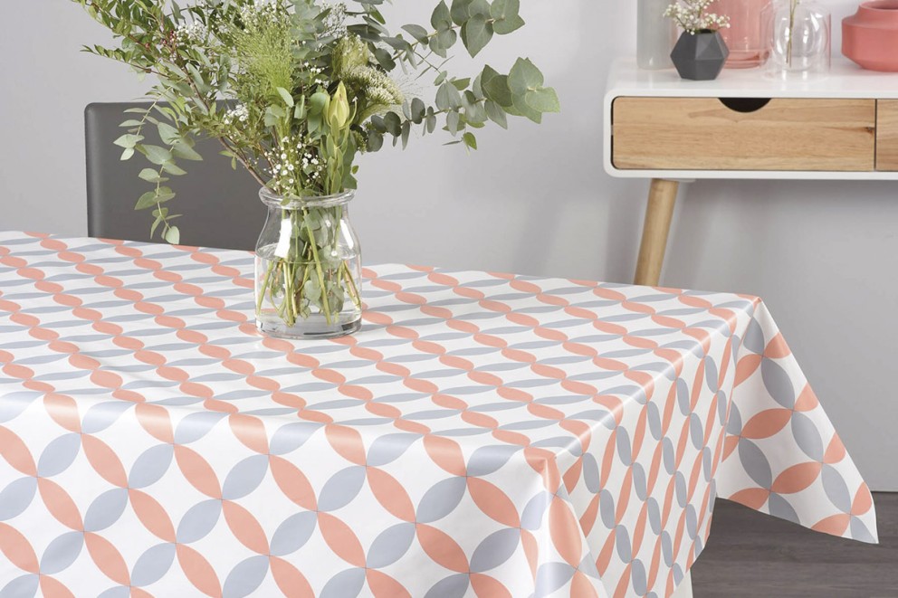 Bordsdekoration med duk med geometriskt mönster och blomvas