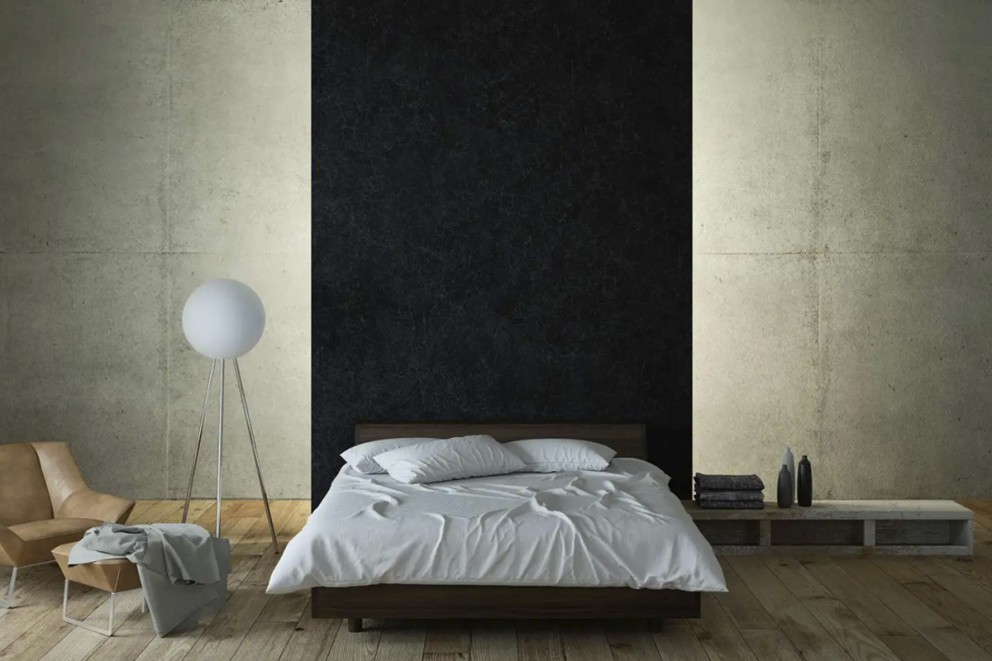 Sovrum med säng, golvlampa och möbler i modern stil