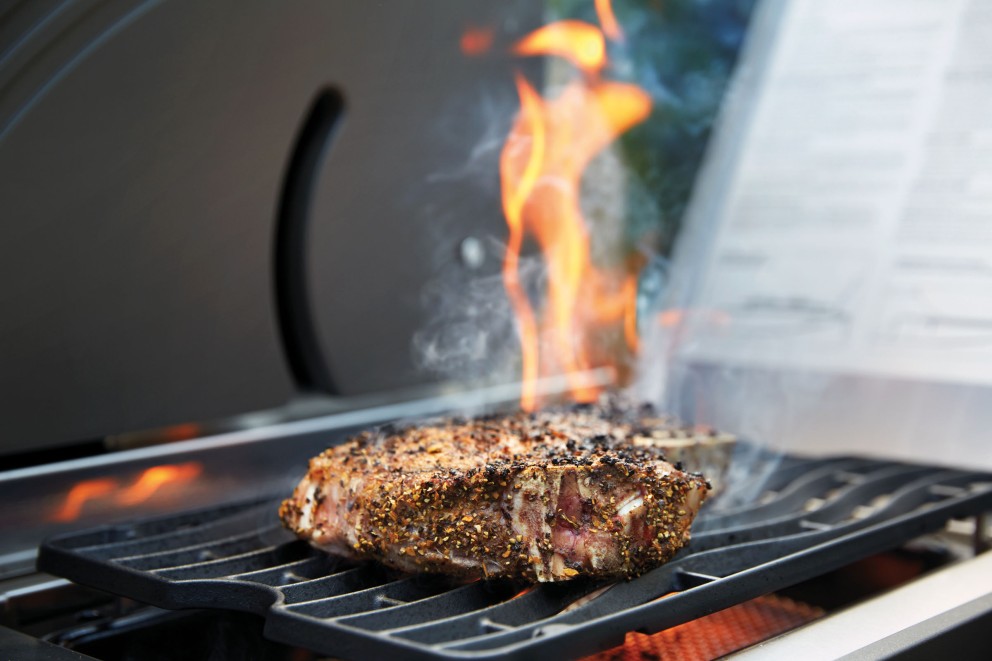 En biff tillagas på en grill.