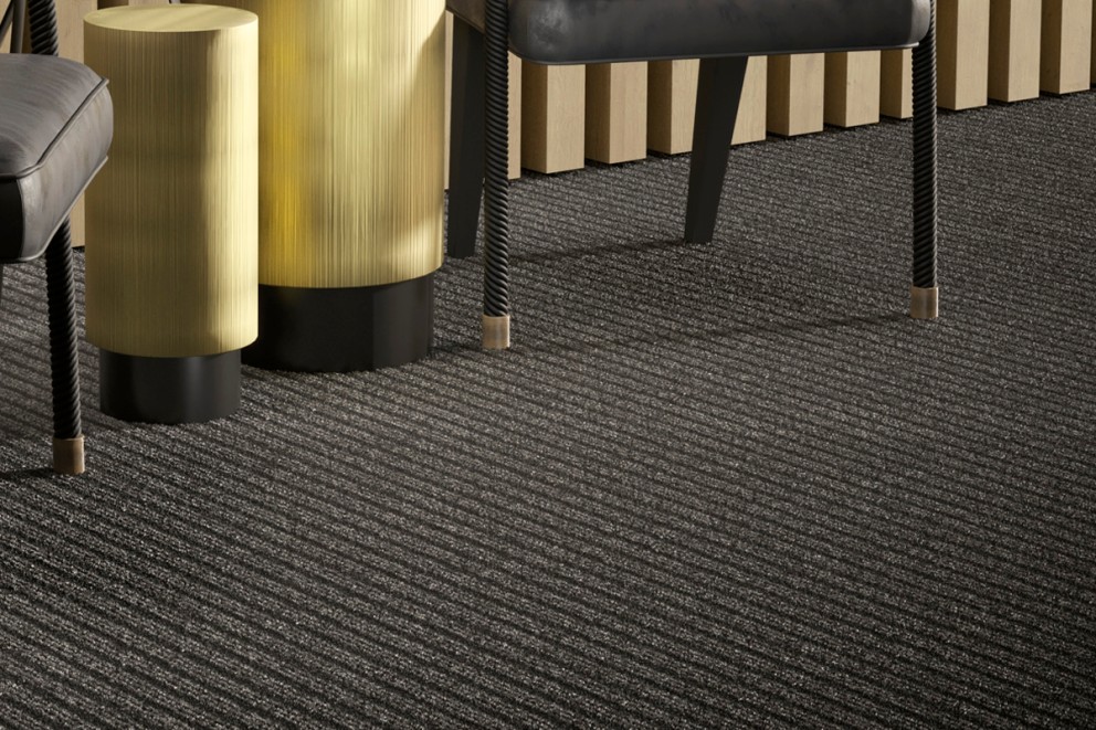 Detaljvy av en svart matta med randigt mönster