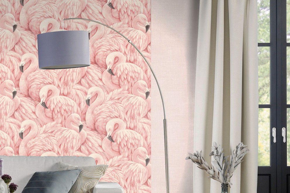 Vardagsrum med flamingotapet, golvlampa och gardiner