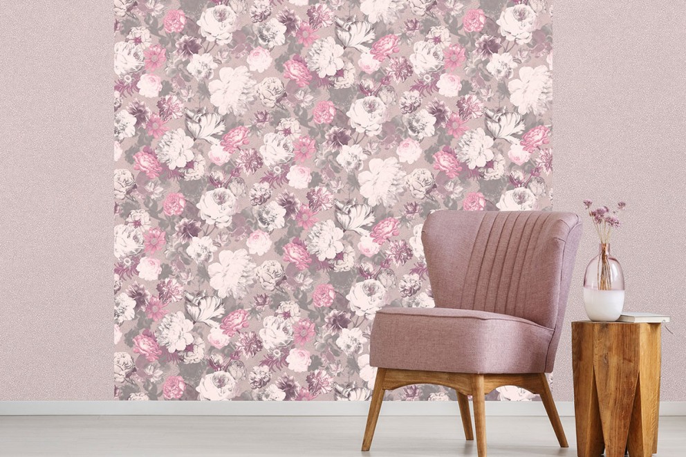Rosa vardagsrum med blommig tapet, fåtölj och sidobord