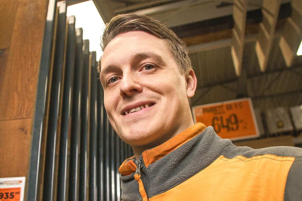 Porträtt av en man framför golvutställningen på Hornbach