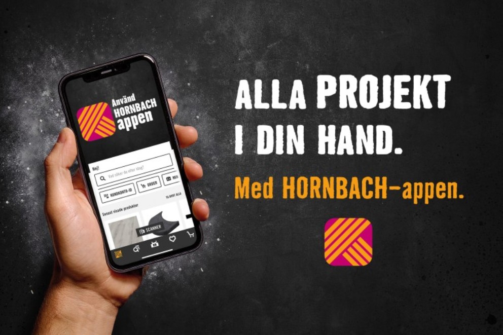 En smarttelefon med Hornbach-appen hålls i handen.