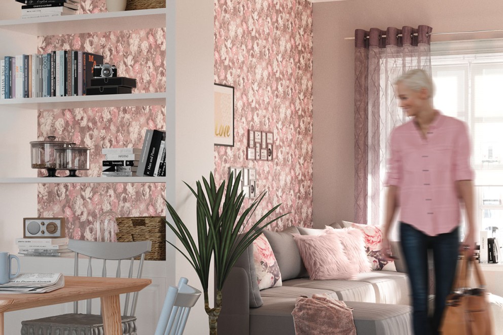 Vardagsrum med blommig tapet, hylla och grå soffa