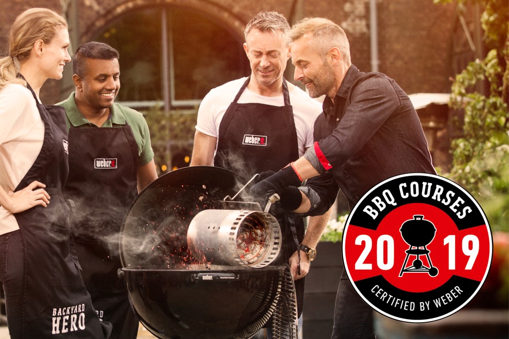 Personer som grillar med Weber grill och tändrör. Weber logotyp. Certifierad av Weber BBQ kurser 2019.
