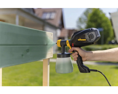 Färgspraysystem applicerar färg på ett träföremål