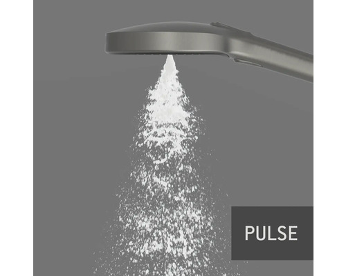 Handdusch med vattenstråle i duschrummet med inskriptionen Puls