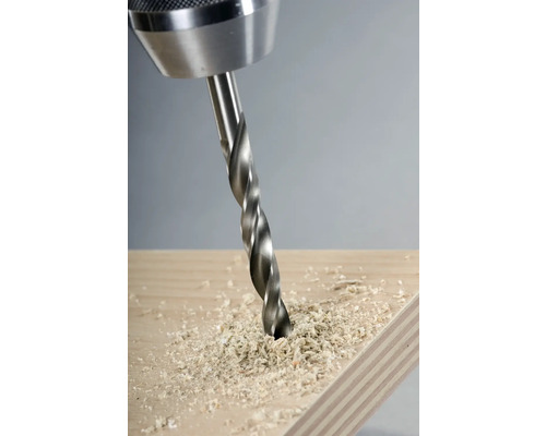 Borrmaskin borrar hål i trä