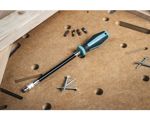 Skruvmejsel med flexibel axel, bits och skruvar på en arbetsyta