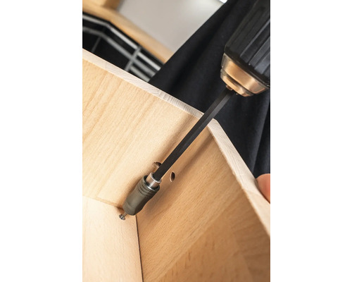 Sladdlös skruvdragare skruvar i trä