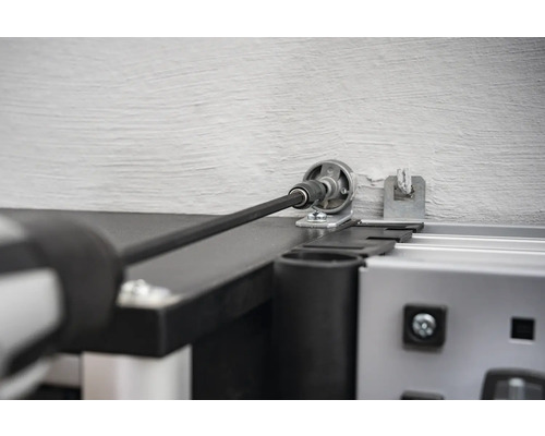 Detaljvy av en garageportsdrift med borrmaskin.