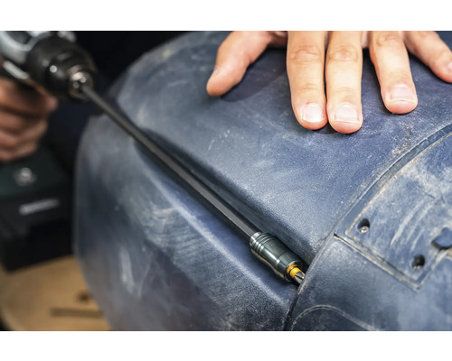 En person borrar i ett arbetsstycke med en sladdlös skruvdragare.