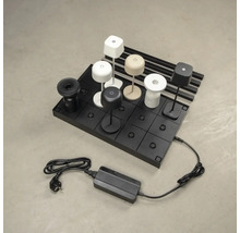 Bordslampor i olika färger på ett svart schackbräde med nätadapter