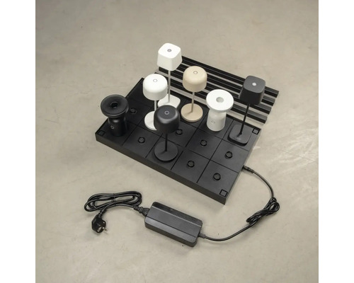 Bordslampor i olika färger på ett svart schackbräde med nätadapter