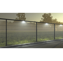 Metallstaket med belysning utomhus