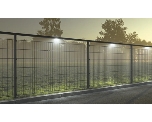 Metallstaket med belysning utomhus