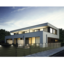 Modernt radhus med trädgård och staket.