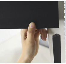 Montering av en svart jalusi