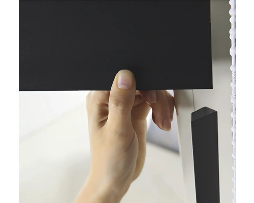 Montering av en svart jalusi