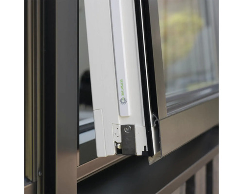 Detaljvy av ett lutat fönster med fönsterbeslag