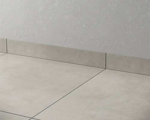 Golvplattor och socklar av porslinsplattor på en vägg