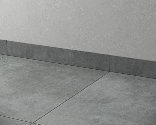 Grå sockelplattor på en vägg