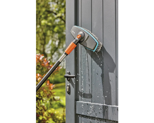 Gardena tvättborste med teleskopskaft rengör en trädgårdsdörr