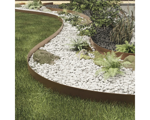 Trädgårdsscen med gräsmatta, grusgång och flexibel gräsmattekant för att designa trädgårdsgångar