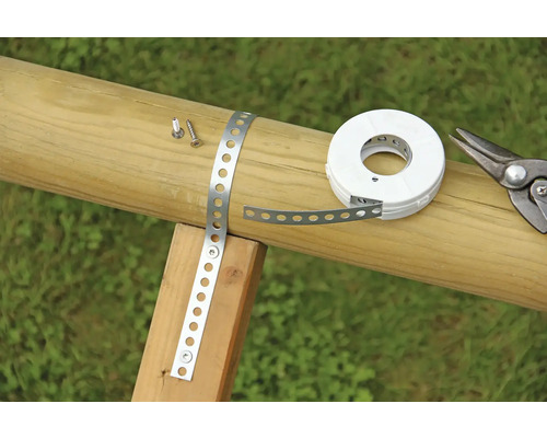 Hålband för fastsättning på en trästolpe, tillsammans med skruvar och en sax.