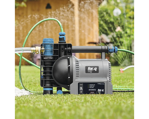For Q hydrofor med slang på gräsmatta