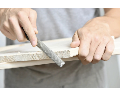 En trärasp används för träbearbetning.