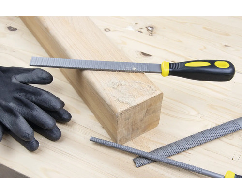 Trärasp med träbit och arbetshandske