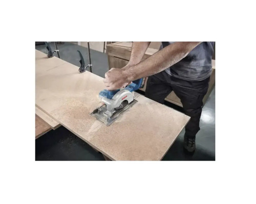 Batteridriven handcirkelsåg som används för att såga en träplanka