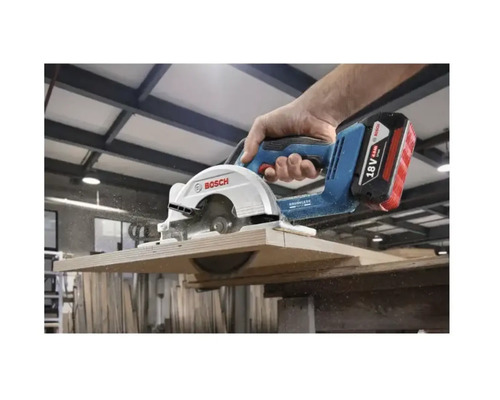 Batteridriven cirkelsåg som skär en träbit