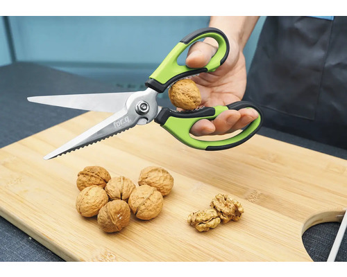 Nötkrackarsax för att öppna en valnöt på en skärbräda