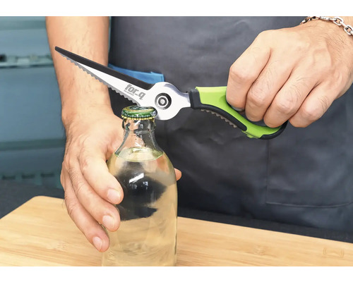 En flaska öppnas med en multifunktionell sax.