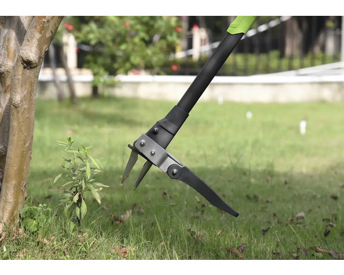 Trädgårdsredskap för ogräsbekämpning med långt handtag i bruk