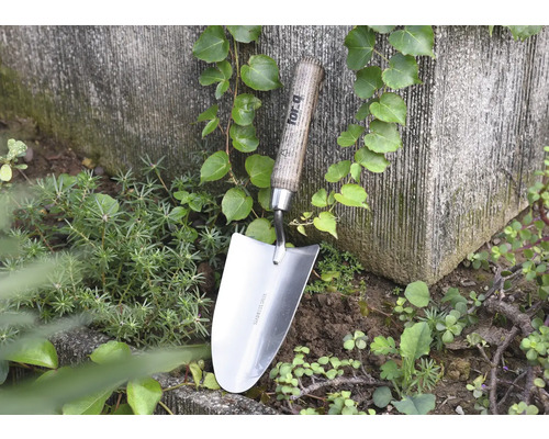 Blomsterspade i rostfritt stål med trähandtag i trädgården