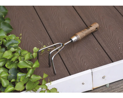 Trädgårdskultivator med trähandtag på trägolv