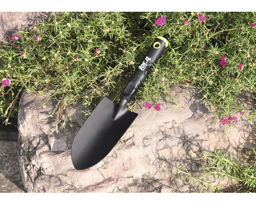 Trädgårdsspade i metall med plasthandtag på sten