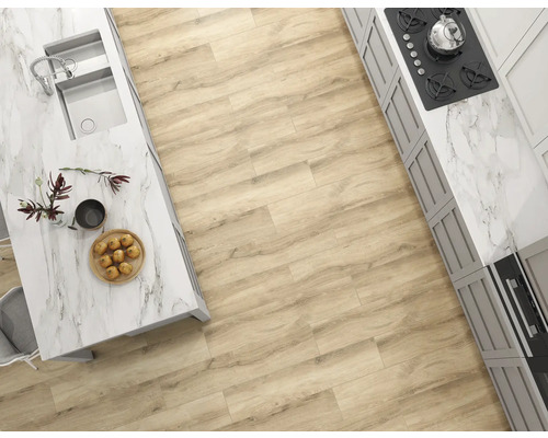 Ljust kök med trägolv, köksö och spis