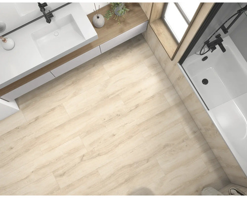 Ljust badrum med handfat, badkar och golvplattor i träutseende